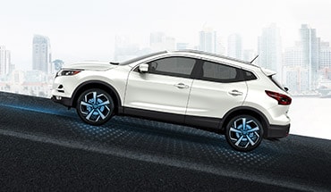 2023 Nissan Qashqai in Pearl White on a hill using hill start assist