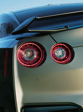 Vue arrière de la Nissan GT-R 2024 avec détails des feux arrière emblématiques.