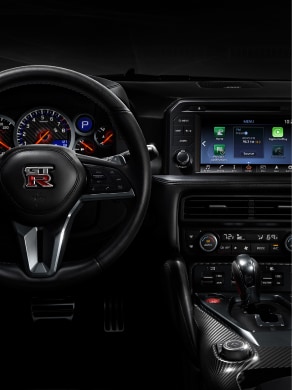 Vue du poste de pilotage de la Nissan GT-R 2024 montrant le système d’écran multifonction.