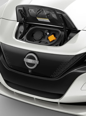 Nissan LEAF 2024 avec la trappe de recharge ouverte