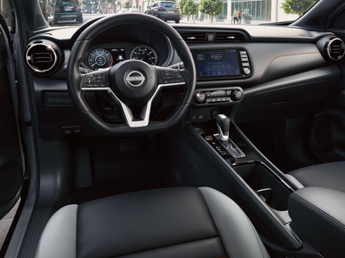 Vue intérieure du volant et du tableau de bord du Nissan Kicks 2024